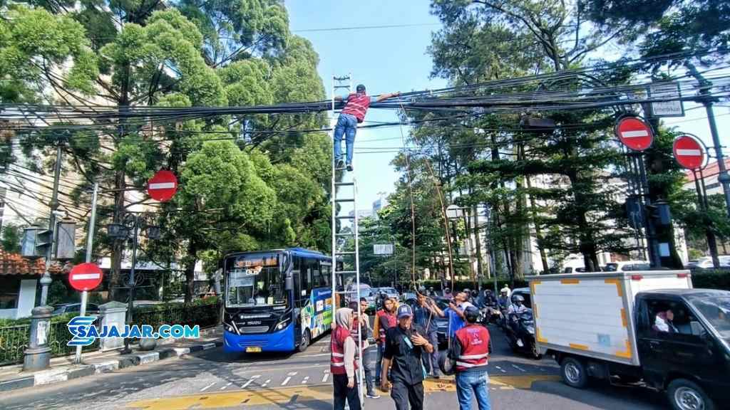 Penertiban Kabel Udara Ilegal di Bandung T