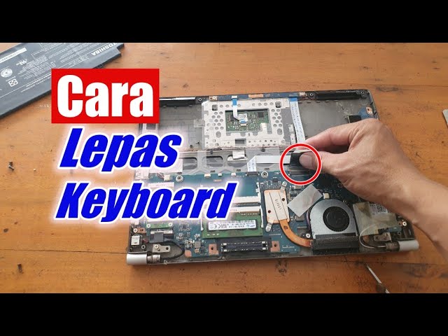 melepas kabel fleksibel saat mengatasi masalah keyboard Chromebook tidak berfungsi.