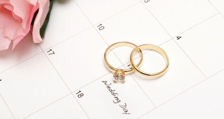 Diskusi mengenai perbedaan adat Jawa dan Bulan baik Menurut Islam untuk pernikahan.