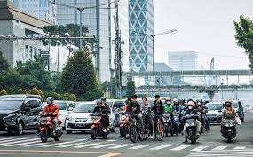 Menjaga ketertiban berkendara agar terhindar dari bidikan sensor otomatis di setiap Titik Kamera ETLE.