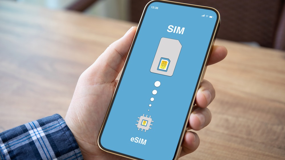 Memindai kode QR dari pihak operator seluler lokal untuk mulai menggunakan HP support eSIM harian.