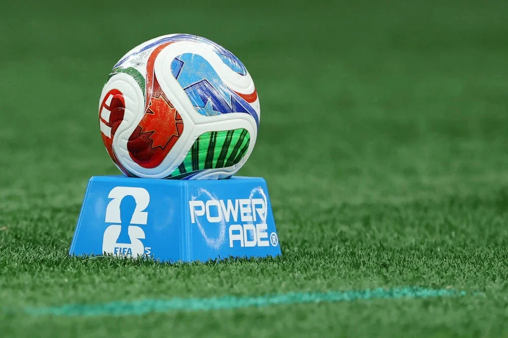 Teknologi bola Piala Dunia 2026 memakai sensor 500Hz untuk mengirimkan data gerakan ke VAR.