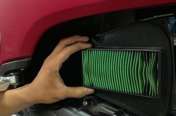 Memeriksa kondisi komponen mesin secara berkala untuk mendukung keberhasilan cara irit bensin motor di rumah.