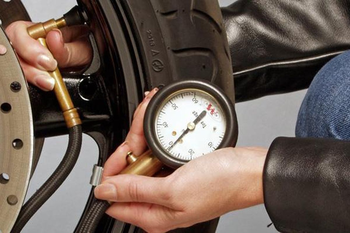 Mengatur tekanan ban secara tepat adalah rahasia teknis dalam cara irit bensin motor agar tarikan mesin tidak terasa berat.