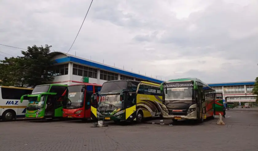 Transportasi ke Gunung Prau dari Surabaya dengan pilihan bus Surabaya Wonosobo atau kereta.